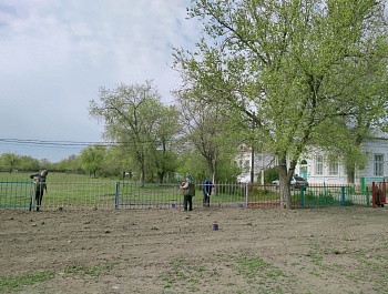 Администрацией села Розовое ведутся работы по благоустройству территории под спортивную и детскую игровую площадку